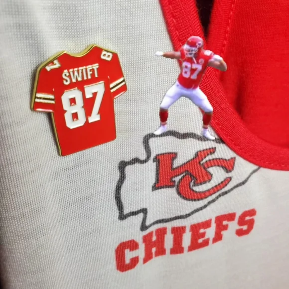 Taylor Swift, Travis Kelce (Swifty / Swifties), Kansas City Chiefs Jersey 87 Pin - Picture 5 of 5